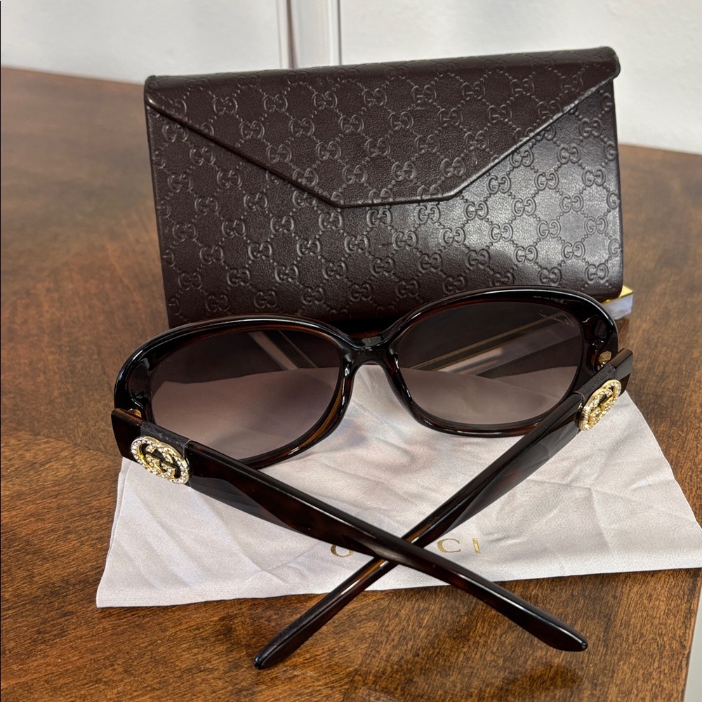 GUCCI SUNGLASSES FULL INCLUSION with Branded Case and dust cloth - Picture 11 of 16